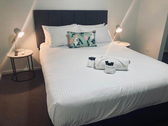 The Platypus Accommodation & Cafe Cudal Extérieur photo